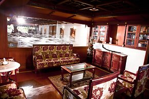 Sterling Lake Palace Alleppey