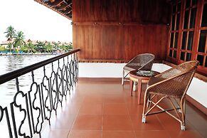 Sterling Lake Palace Alleppey