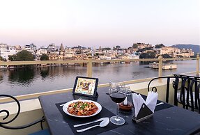Hotel Sarovar on Lake Pichola