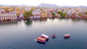 Hotel Sarovar on Lake Pichola
