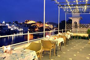 Hotel Sarovar on Lake Pichola
