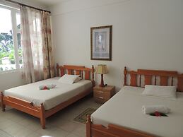 Reef Holiday Apartments