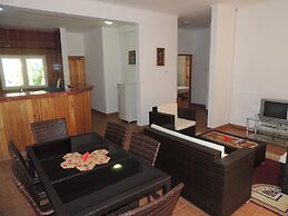 Reef Holiday Apartments