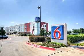Motel 6 Roanoke, TX - Northlake - Speedway