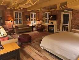 The Common Man Inn & Restaurant