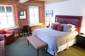 The Common Man Inn & Restaurant