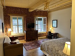 The Common Man Inn & Restaurant