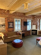 The Common Man Inn & Restaurant
