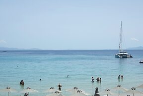 Acrogiali Beachfront Hotel