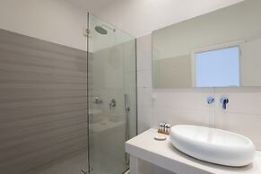 Acrogiali Beachfront Hotel