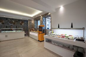 Acrogiali Beachfront Hotel