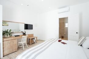 Acrogiali Beachfront Hotel