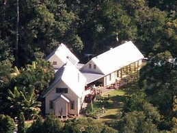 Glass House Mountains Ecolodge