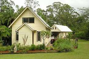 Glass House Mountains Ecolodge