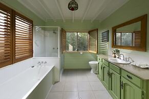 Glass House Mountains Ecolodge