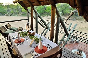 Rhino Post Safari Lodge