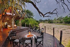 Rhino Post Safari Lodge