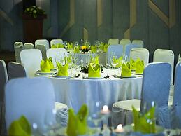 Happy Life Grand Hotel & Sky Bar