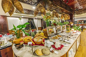 Happy Life Grand Hotel & Sky Bar