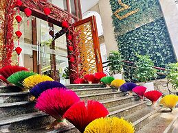 Happy Life Grand Hotel & Sky Bar