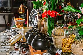 Happy Life Grand Hotel & Sky Bar