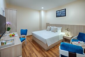 Happy Life Grand Hotel & Sky Bar