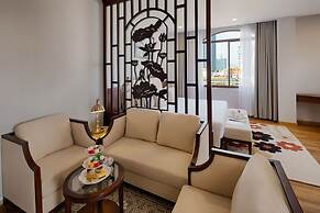 Happy Life Grand Hotel & Sky Bar