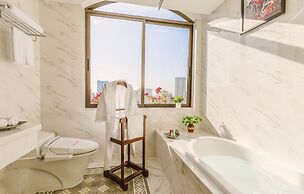 Happy Life Grand Hotel & Sky Bar