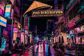 Happy Life Grand Hotel & Sky Bar