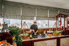 Happy Life Grand Hotel & Sky Bar