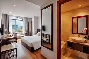 Happy Life Grand Hotel & Sky Bar