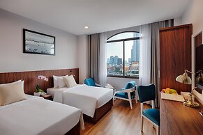 Happy Life Grand Hotel & Sky Bar