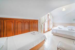 Suzanne Hotel & Restaurant