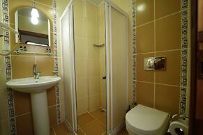 Suzanne Hotel & Restaurant