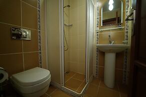 Suzanne Hotel & Restaurant