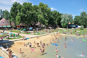 Happy Camp mobile homes in Füred Camping