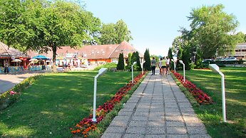 Happy Camp mobile homes in Füred Camping