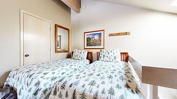 Snowcreek IV 622 Light, Bright and Updated, Walk to Snowcreek Athletic