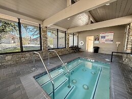 Snowcreek IV 622 Light, Bright and Updated, Walk to Snowcreek Athletic