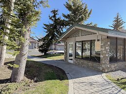 Snowcreek IV 622 Light, Bright and Updated, Walk to Snowcreek Athletic