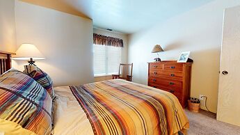 Snowcreek IV 622 Light, Bright and Updated, Walk to Snowcreek Athletic