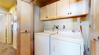 Snowcreek IV 622 Light, Bright and Updated, Walk to Snowcreek Athletic