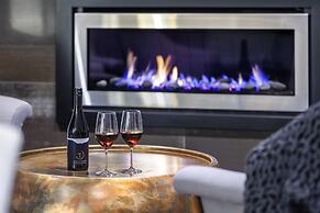 Hidden Lake Hotel and Apartments