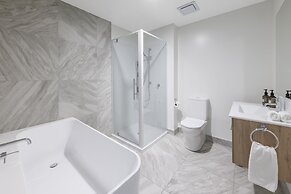 Hidden Lake Hotel and Apartments