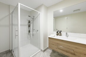 Hidden Lake Hotel and Apartments