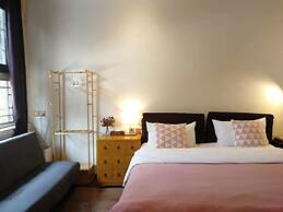 Fly By Knight Courtyard Hotel