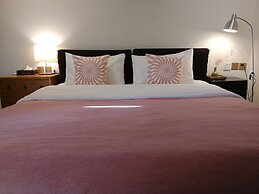 Fly By Knight Courtyard Hotel