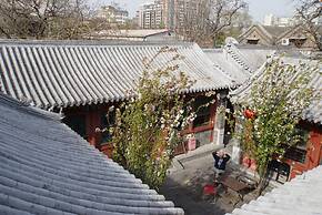 Fly By Knight Courtyard Hotel