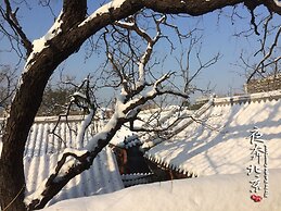 Fly By Knight Courtyard Hotel