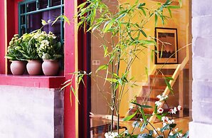 Fly By Knight Courtyard Hotel